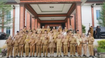 Pimpin Apel Pagi, Bupati Beri Penghargaan Kepada 57 ASN Purna Tugas