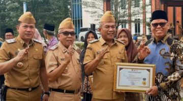 Pimpin Apel Pagi, Wabup Serahkan Piagam Penghargaan Kepada Para PNS Purna Tugas